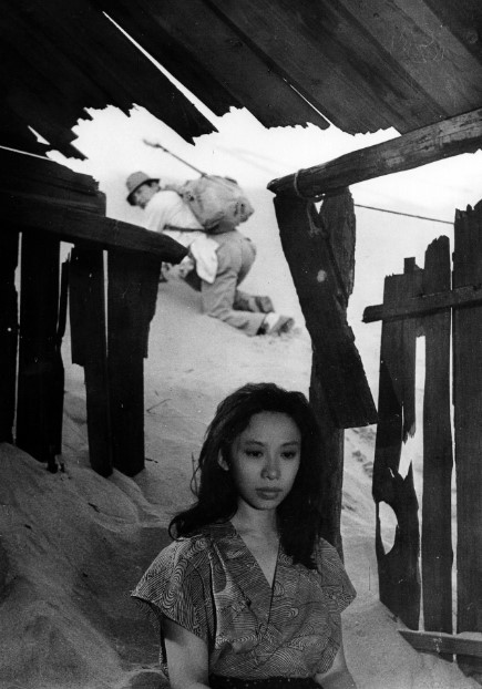 Qumdagi Ayol Yaponiya Retro kino 1964 HD Uzbek tilida Tarjima kino Skachat